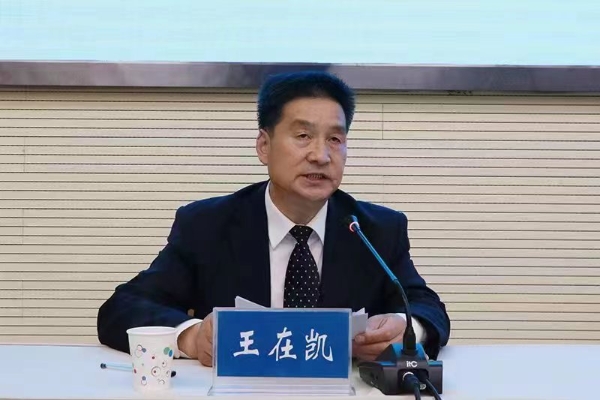 市委宣传部副部长,市政府新闻办主任  王在凯主持新闻发布会主持人