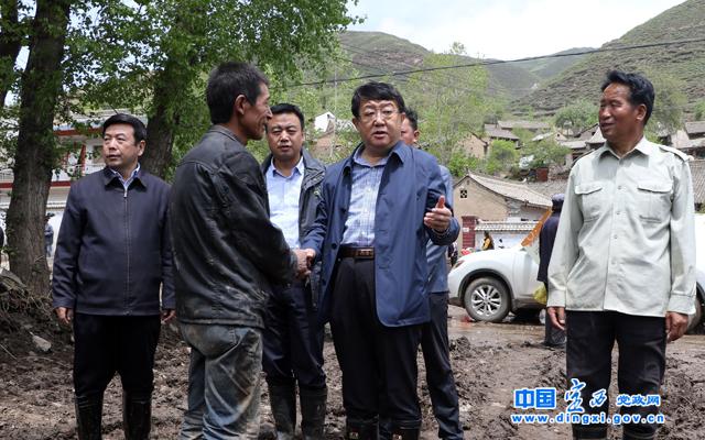 三社,详细查看了解了灾害损失,听取了岷县县委关于抢险救灾进展情况的